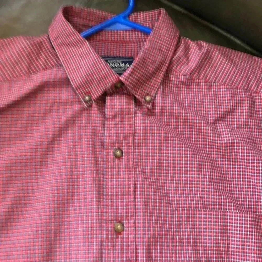 Men,s long - sleeved plaid shirt.